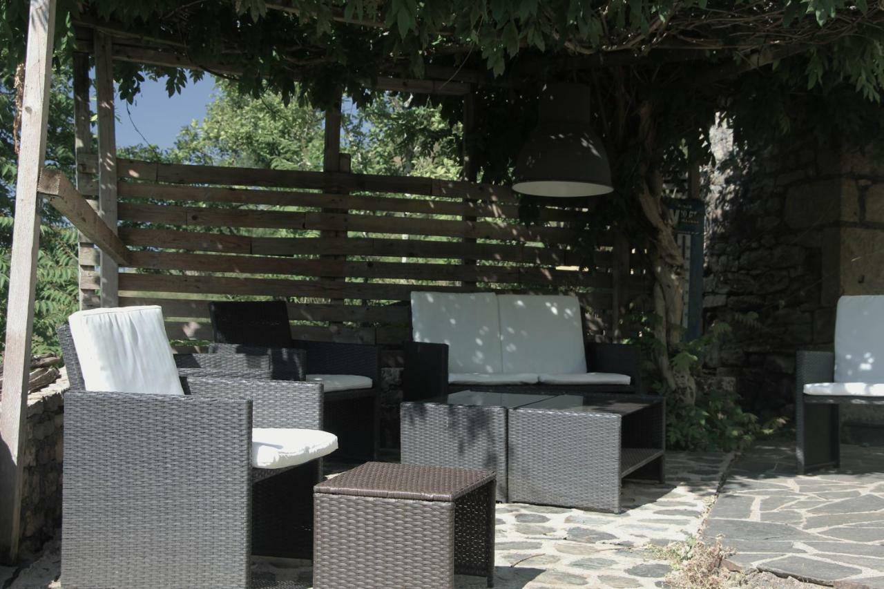 Aux Berges Du Coubisou Bed & Breakfast Exterior photo